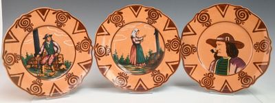 trois assiettes sur lesquelles figurent les portraits d'une femme et d'un homme