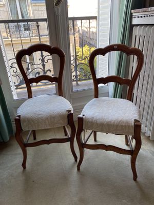 deux chaises placées devant une fenêtre