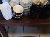 beaucoup d'assiettes et de tasses sur la table