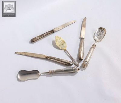 Lot d'argenterie comprenant : - Couverts à miniardises, en a…
