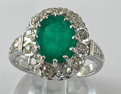 Bague Pompadour en or blanc 750°/.(18K) 7g30 ornée d'une Eme…