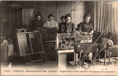 une vieille photo montrant un groupe de femmes travaillant à leurs machines à coudre