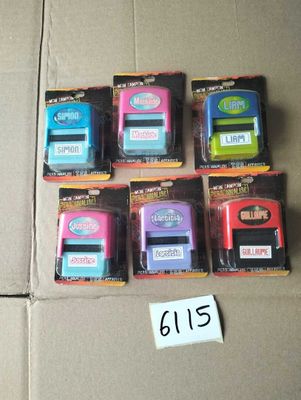 plein de timbres de différentes couleurs sur une boîte en carton