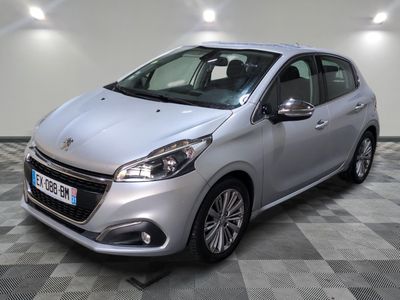 la voiture argentée est garée sur un carrelage à carreaux