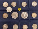 une photo d'une vitrine contenant de nombreuses pièces de monnaie