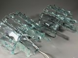 une lampe en verre cassée posée sur une table