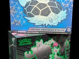 un gros plan sur une boîte de cartes à collectionner Pokémon sur fond noir