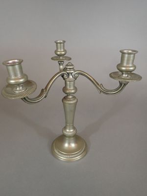 Candélabre en étain de style Empire, la base circulaire et l…