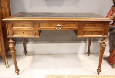 un bureau en bois avec un plateau en marbre et deux tiroirs