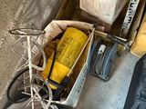 une boîte remplie d'outils posés sur le sol