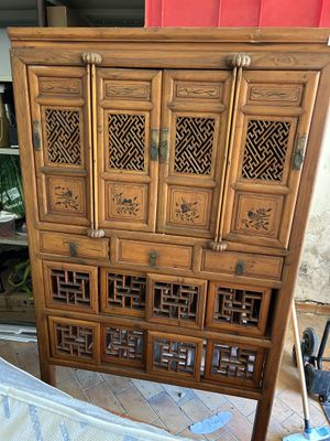 Armoire chinoise à 4 portes dans le haut, 3 tiroirs et panne…