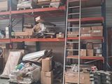 de nombreux cartons et boîtes sur les étagères de l'entrepôt