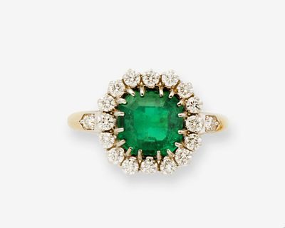 une bague à grappes d'émeraudes et de diamants