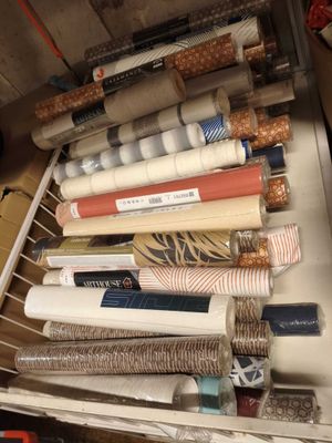 de nombreux rouleaux de tissu dans le tiroir d'une boîte
