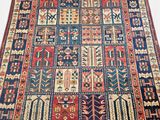un grand tapis aux motifs multicolores sur fond blanc