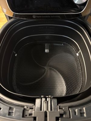 un gros plan de l'intérieur d'un four grille-pain