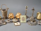 beaucoup d'objets en argent qui se trouvent sur la table