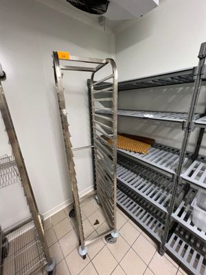 une étagère métallique au milieu d'une pièce, avec des tablettes