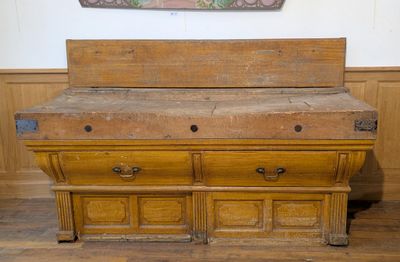 un vieux banc en bois avec deux tiroirs en dessous