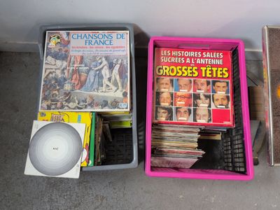 beaucoup de livres et de CD par terre