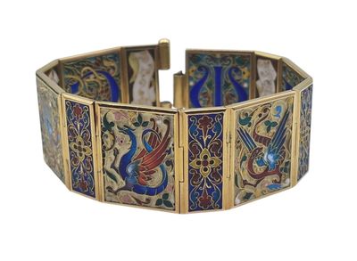 une image montrant un gros plan d'un bracelet sur fond blanc