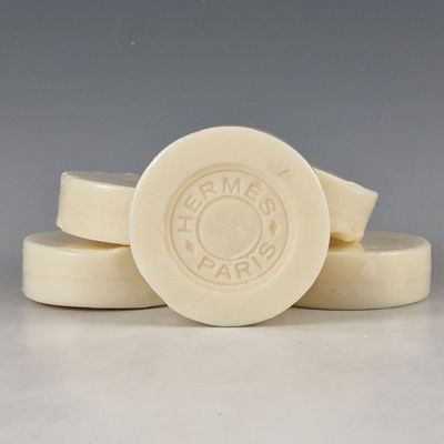 trois pains de savon empilés les uns sur les autres sur une table