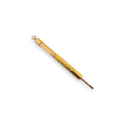 Porte-mine pendentif en or jaune 18 k (750) et métal, décor …