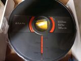 une boîte contenant une horloge noire et rouge