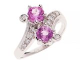 gros plan d'une bague en diamant rose et blanc sur fond blanc