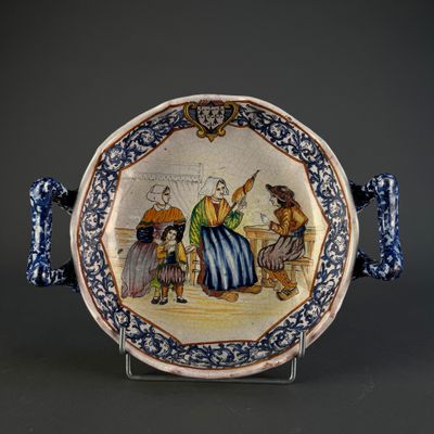 une assiette avec la photo d'un homme et d'une femme