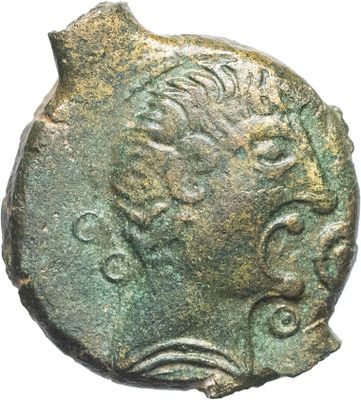 un gros plan d'une pièce de monnaie avec un visage dessus