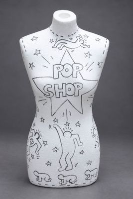 une image représentant un mannequin sur lequel est dessiné une étoile