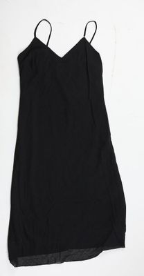 le dos d'une robe noire sur fond blanc