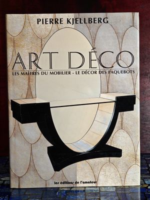 un livre posé sur une table