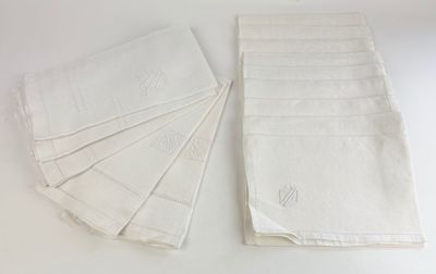 plusieurs serviettes blanches pliées posées sur une table blanche