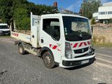 un camion blanc garé sur le bord de la route