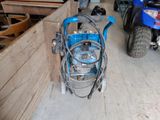 une machine bleue qui se trouve dans un garage
