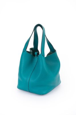 Ce grand sac fourre-tout en cuir bleu sarcelle est fabriqué en cuir véritable