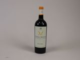 une bouteille de vin posée sur une table