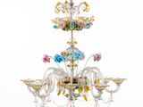 un gros plan d'un lustre orné de fleurs