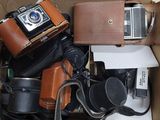 une boîte contenant différents types d'appareils photo