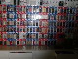 une photo montrant un présentoir de téléphones portables accroché au mur