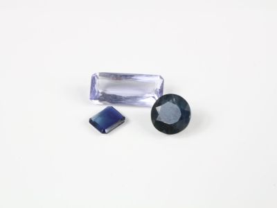 un gros plan sur deux saphirs bleus posés sur une surface blanche