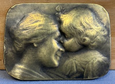 Médaille en cuivre "le baiser de l'enfant" par Ovide Yencess…