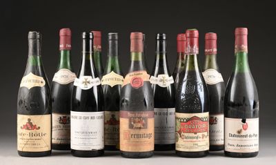 plusieurs bouteilles de vin sont alignées sur une table