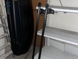 une valise noire posée sur une étagère dans un garage