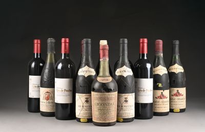 plusieurs bouteilles de vin sont alignées sur une table