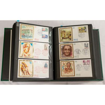 un livre ouvert avec des timbres, posé sur une table