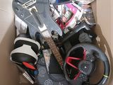 une boîte en carton contenant une guitare, un casque audio et d'autres objets