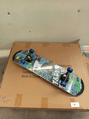 un skateboard posé sur une boîte en carton